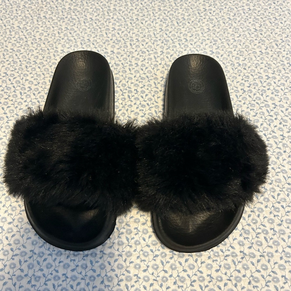 Urban Outfitters slides